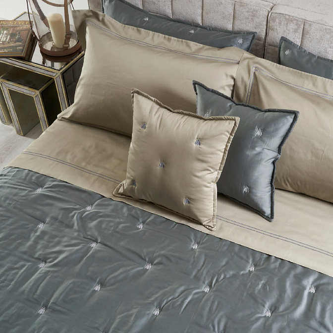 Api satin Ricami metallici темно-серое